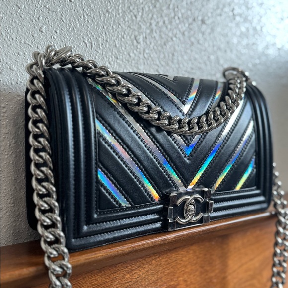 ❌SOLD❌ CHANEL Limited Edition Boy Flap Bag Chevron Lambskin Holographic Medium - Picture 3 of 16